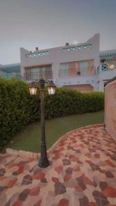 a street light in front of a building at شاليه مارفن درة العروس البرادايس in Durat  Alarous