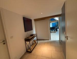 TV a/nebo společenská místnost v ubytování Le Merisier