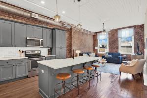 Kuchyň nebo kuchyňský kout v ubytování Midtown Pointe