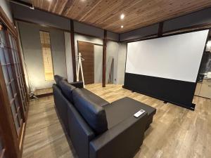 Μια τηλεόραση ή/και κέντρο ψυχαγωγίας στο 箱根強羅 縁