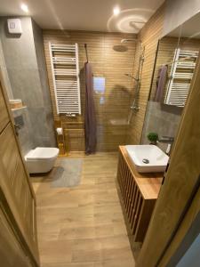 Un baño con lavabo, inodoro y ducha. en Nowy Apartament 4 Osob dobra lokalizacja Franciszkanska 300m z S6, en Koszalin 10 fotos más