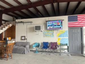 TV a/nebo společenská místnost v ubytování Redfish Bed and Bath