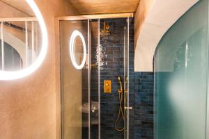 Koupelna v ubytování Valletta Central 131 + 32 fotografií