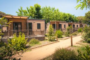 Το κτήριο όπου στεγάζεται  το κάμπινγκ