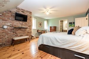 Postel nebo postele na pokoji v ubytování The Pines Woodland Retreat With Pool and Outdoor Pavilion + 36 fotografií