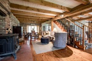 Posezení v ubytování The Pines Woodland Retreat With Pool and Outdoor Pavilion