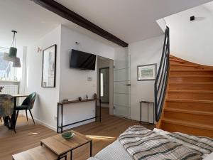 Una televisión o centro de entretenimiento en Ferienwohnung Sieburg