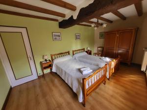 a bedroom with two beds and a large mirror at Le Logis d'Aliénor - Baie du Mont St-Michel in Baguer-Pican