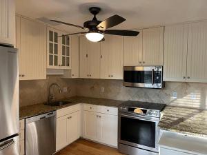 Kuchyň nebo kuchyňský kout v ubytování Charming 2-bedroom house with fitness room and AC in welcoming Buford + 10 fotografií