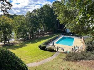 Bazén v ubytování Charming 2-bedroom house with fitness room and AC in welcoming Buford nebo v jeho okolí