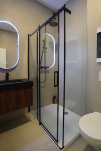 un bagno con doccia e WC di Appartment St guidon 1 a Bruxelles