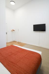 Camera bianca con letto e tappeto rosso di Appartment St guidon 1 a Bruxelles