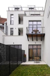Casa bianca con balcone e recinzione di Appartment St guidon 1 a Bruxelles Altre 10 foto