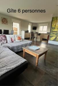 SalguesにあるGîte aux Portes d'Aubracのソファとコーヒーテーブルのあるリビングルーム