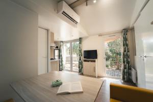 Μια τηλεόραση ή/και κέντρο ψυχαγωγίας στο Tres Estrellas Costa Brava