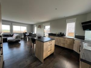 SalguesにあるGîte aux Portes d'Aubracのキッチン、リビングルーム(テーブル付) +20枚の写真