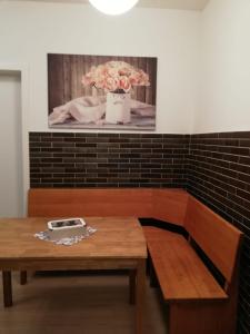 a table with a vase of flowers on a wall at Gemütliche Erdgeschosswohnung mit 3 Einzelzimmern! in Niederdorla