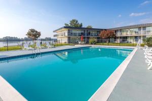 Πισίνα στο ή κοντά στο Super 8 by Wyndham Riverside AL