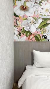 a bedroom with a wall with a flower wallpaper at 星雨行館 Hotel in Mao-i-san-ts'un