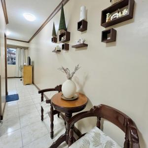 uma sala de estar com um vaso sobre uma mesa em Spacious Studio Unit at Albergo Residences Baguio em Baguio