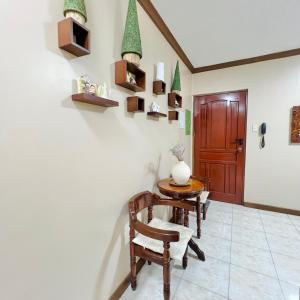 uma sala com uma mesa e cadeiras e uma porta em Spacious Studio Unit at Albergo Residences Baguio em Baguio