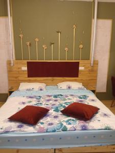 ein großes Bett mit Blumen darüber in der Unterkunft Center Walk Studios in Bukarest