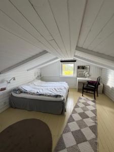 a bedroom with a large bed in a attic at Toftavägen 325 Semesterbostad in Tofta
