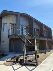 ein Gebäude mit einer Treppe davor in der Unterkunft El Filo Aparts de Montaña in El Chalten