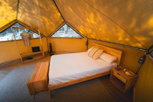 Ένα ή περισσότερα κρεβάτια σε δωμάτιο στο Tres Estrellas Costa Brava +134 φωτογραφίες