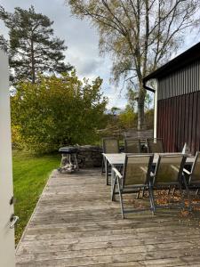 a group of chairs and tables on a patio at Toftavägen 325 Semesterbostad in Tofta
