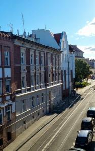 een gebouw op straat met auto's op straat bij Old Town Apartment Bydgoszcz in Bydgoszcz