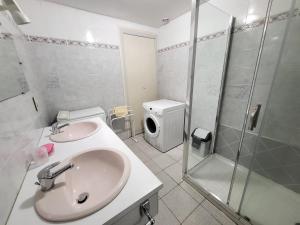 ein Badezimmer mit Waschbecken, Dusche und Toilette in der Unterkunft La Maison Bienvenüe - Baie du Mont Saint Michel in Baguer-Pican + 13 Fotos