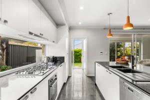 Η κουζίνα ή μικρή κουζίνα στο Modern Beach Retreat - Eden Beach Sanctuary