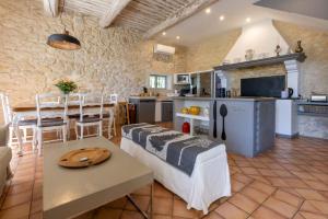 Η κουζίνα ή μικρή κουζίνα στο La Bastide des Amouriers