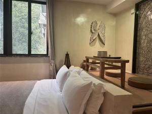 Postel nebo postele na pokoji v ubytování HangZhou West Lake Hillside Stay