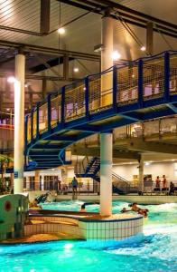 ein Hallenbad mit Menschen im Wasser in der Unterkunft 100m zum Ulmer Münster: 57m² Wohnung an der Blau in Ulm