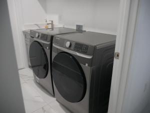 Snowball at the beach في كيب كورال: وجود غسالتين للجلوس بجانب بعض في الغرفة