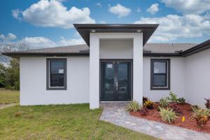 Snowball at the beach في كيب كورال: منزل أبيض مع باب أسود