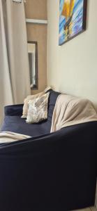 een bed met een kussen erop in een slaapkamer bij Apartamento com vista para o mar in Mongaguá