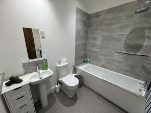 ein Badezimmer mit Waschbecken, Toilette und Badewanne in der Unterkunft Harbourside Apartment - 1 Bedroom - Sleeps 2 in Whitehaven + 40 Fotos