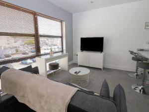 ein Wohnzimmer mit Couch und Flachbildfernseher in der Unterkunft Harbourside Apartment - 1 Bedroom - Sleeps 2 in Whitehaven