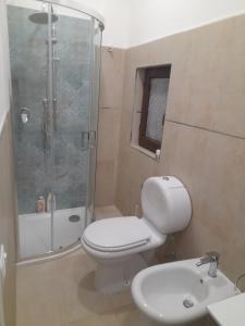 un bagno con wc, doccia e lavandino di Cappuccini room's a Caltagirone Altre 13 foto