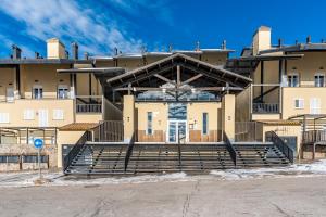 een gebouw met een paar trappen ervoor bij Suite con terraza 31E in Sierra Nevada