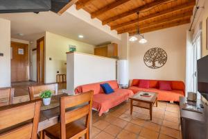 ein Wohnzimmer mit Sofa und Tisch in der Unterkunft The Maisonette Sierra Nevada in Sierra Nevada