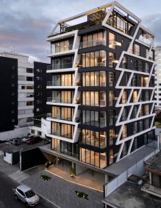 キトにあるSuite modernaの窓付きの高層ビルのオーバーヘッドビュー