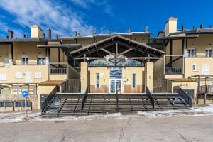 een gebouw met een grote groep stoelen ervoor bij Apartamento Superior 31 C in Sierra Nevada