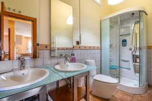 een badkamer met twee wastafels en een douche bij Apartamento Superior 31 C in Sierra Nevada +16 foto's