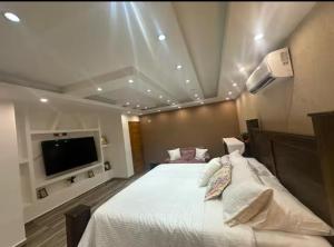 a bedroom with a bed and a flat screen tv at Villa Lujosa en Boca Chica in Cuevas