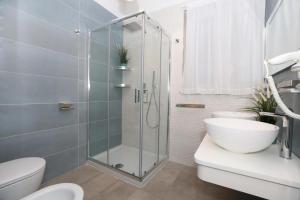 Un baño con ducha, inodoro y lavabo. en Villa Dei in Positano - Camere, en Positano
