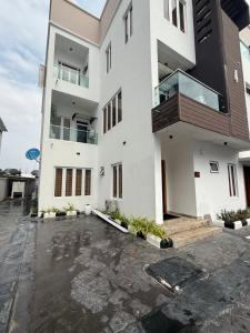 Un edificio blanco con un balcón en la parte superior. en Luxury Haven Oral, en Ikuata